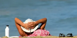 Tendance des "burn lines" sur TikTok : "Comme n’importe quelle drogue, le soleil est à la fois un remède et un poison"