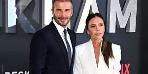 Victoria Beckham revient sur l’acharnement médiatique subi par son époux David en 1998