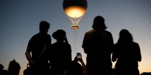 Pourquoi le ballon et la vasque des Jeux olympiques doivent continuer d'illuminer le ciel de Paris