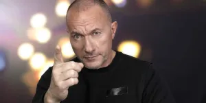 "Bête comme ses pieds", "vieux con" : Pascal Soetens dérape, ses propos sur les LGBT+ déclenchent un tollé