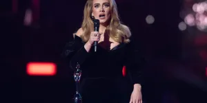 Adele annonce en plein concert face à Céline Dion être elle aussi souffrante : cette pathologie qui lui rend la vie dure