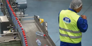 Scandale des eaux en bouteille : Nestlé a bel et bien triché "au vu et au su" de tous, notamment de plusieurs membres du gouvernement