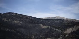 Incendies en Grèce : des centaines de pompiers mobilisés pour le neuvième jour consécutif