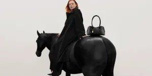 Le best of mode de la semaine : Sarah Snook pose pour Stella McCartney, un it-bag...