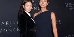 Christy Turlington, supermodel des années 90, défile avec sa fille Grace Burns pour Ralph Lauren, leur ressemblance est frappante