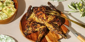 Cette recette facile de pintade en crapaudine est parfaite pour changer du traditionnel poulet rôti du dimanche