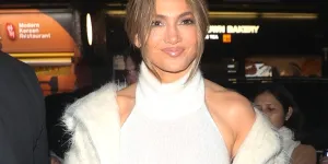 Jennifer Lopez : la chanteuse de 55 ans brille dans un look duveteux à Londres