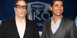 « La fête à la maison » : John Stamos promet de rester aux côtés de Dave Coulier « jusqu'au bout » après l’annonce de son cancer