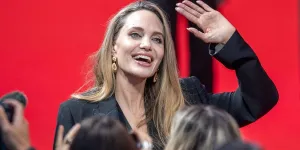 Angelina Jolie : l’actrice de 49 ans dépoussière son iconique look masculin-féminin des BAFTA Awards