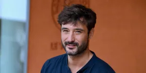 "J’ai envie qu’il me chevauche", une humoriste drague lourdement Jérémy Frérot, le chanteur mal à l’aise