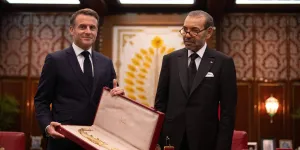 Mohammed VI du Maroc : ce cadeau insolite, orné de pierres précieuses, qu’il a offert à Emmanuel Macron