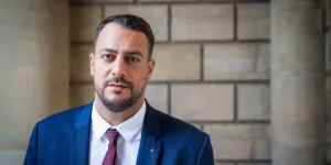 "Tout le monde prend soin de moi" : le voyage tout en bouffonnerie de Sébastien Delogu à Alger