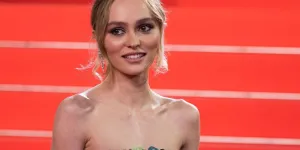 Lily-Rose Depp rend hommage à sa mère Vanessa Paradis en portant une robe Chanel que sa mère arborait déjà sur le tapis rouge en 2003