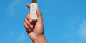 Voici le sérum solaire anti-âge à utiliser cet été selon Miranda Kerr