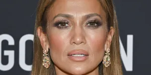 Exit le carré, Jennifer Lopez renoue avec sa chevelure XXL