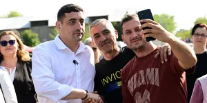 "Ça ne change pas" : en Roumanie, à la veille du nouveau scrutin présidentiel, l'extrême-droite toujours en tête grâce aux réseaux sociaux