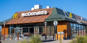 JO 2024 : Greek Mac, Szechuan sauce, Mc Flurry Popcorn Caramel… McDonald’s propose une sélection des spécialités les plus populaires de ses filiales étrangères