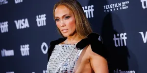 Jennifer Lopez adopte la tendance de cet automne avec un look élégant et raffiné