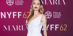 À New York, Angelina Jolie éblouit dans une robe vintage des années 50