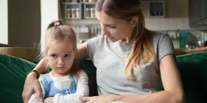 Pourquoi mon enfant ne veut pas me faire de câlins ?