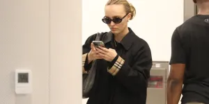 Lily Rose Depp ose le combo jogging et mocassins