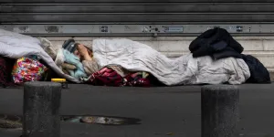 12 millions de pauvres et les aides sociales à l'arrêt : les sombres prévisions de la précarité sociale en France