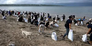 A Bali, les plages envahies par l'un des "pires" échouages de déchets plastiques, selon une ONG