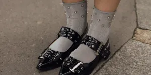 Le combo ballerines-chaussettes, la tendance inattendue de l’hiver