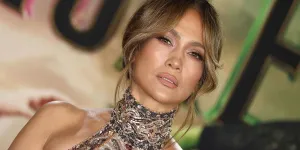 Jennifer Lopez affiche sa silhouette musclée dans une robe ajourée et scintillante