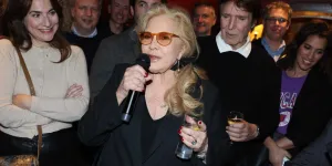 Sylvie Vartan dévoile de rares photos de Cameron, son petit-fils, d’une beauté incroyable pour ses 20 ans