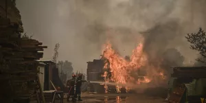 Incendies en Grèce : près de 25 000 évacuations ordonnées près d'Athènes, 18 personnes retrouvées mortes dans l'est du pays