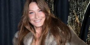 Carla Bruni devient officiellement un Ange Victoria’s Secret, à son « âge vénérable »