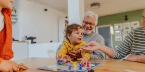 Jeux de société en famille : comment intégrer le plus petit à la partie (même s'il ne comprend pas les règles ?)