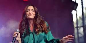 Jenifer retourne au château de la "Star Academy" et oublie les paroles d’un de ses tubes : les candidats la rassurent