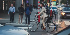 Vélo ou voiture électrique ? Comment nos choix de mobilité impacteront la santé publique