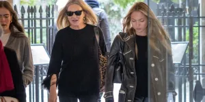 Tout en noir, Lila et Kate Moss matchent leurs outfits à la Fashion Week