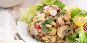 Salade aux haricots blancs et champignons (végétarien, vegan)