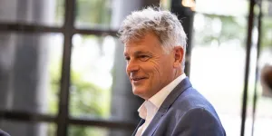 Fabien Roussel nous montre son pain perdu, Pamela Anderson ses cornichons : le bêtisier de la semaine