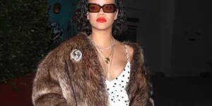 Rihanna nous montre comment porter la robe à pois avec style en hiver