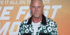 Eric Dane (Mark Sloan dans Grey’s Anatomy) se montre pour la première fois en fauteuil roulant depuis l’annonce de sa maladie