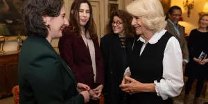 « Je suis en voie de guérison » : la reine Camilla reprend ses fonctions après une infection pulmonaire