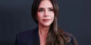 Victoria Beckham rayonnante à 51 ans : la star partage ses 3 gestes beauté pour avoir une peau parfaite