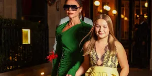 Slip dress et tailleur satiné : les looks coordonnées de Victoria et Harper Beckham à Londres