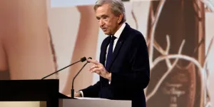 Bernard Arnault en colère contre Zucman, un colis de préservatifs envoyé aux députés : le bêtisier de la semaine !