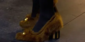 Qu’est-ce que les « hairy shoes », ces chaussures poilues qui envahissent les podiums cette saison ?