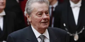 Alain Delon : pas seul dans son cercueil, nouvelle révélation sur son inhumation