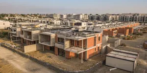 "La même uniformisation que dans la nourriture" : l'architecture moderne, entre monotonie et déracinement