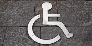 Déconjugalisation de l'AAH : quatre questions pour comprendre ce qui change pour les personnes handicapées bénéficiaires de cette allocation