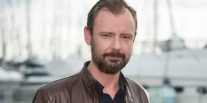 L’acteur John Simm (Doctor Who, Life on Mars…) apprend lors d’une émission télé que son père n’est pas son père biologique !