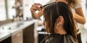 Pourquoi cette erreur chez le coiffeur gâche votre coupe de cheveux selon une pro